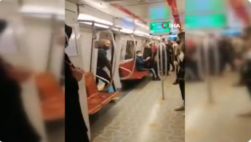Metroda kadın yolcuyu bıçakla tehdit eden saldırgan gece saat 02.30 sıralarında polis tarafından yakalandı