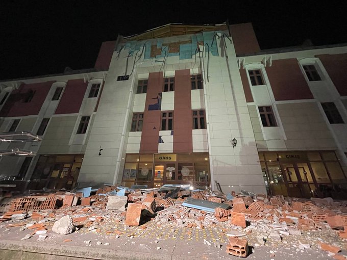 deprem,Deprem nedeniyle Düzce Adliyesi'nde hasar meydana geldi