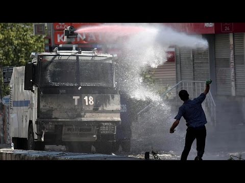 Gazi'de eylemcilerle polis çatıştı