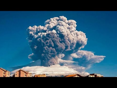 ITALY'S MOUNT ETNA VOLCANO SPEWİNG SMOKE AND ASH İN NEW ERUPTİON