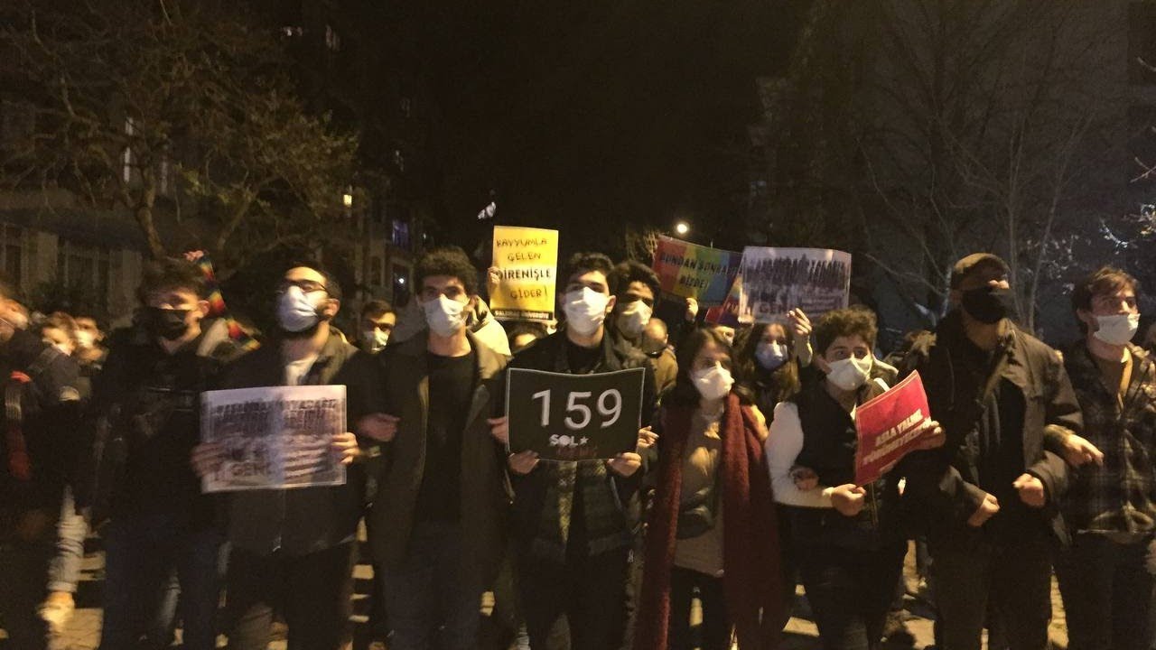 Boğaziçi Üniversitesinde de öğrenciler 'Hükümet istifa' sloganları ile protesto yürüyüşüne başladı!