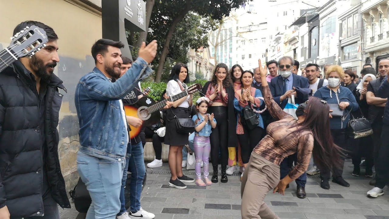 Kadın Öyle bir Oynadıki Taksim Sallandı. Sokak Sanatçıları Şarkı Söylerken Kadın Birden Ortaya Çıktı