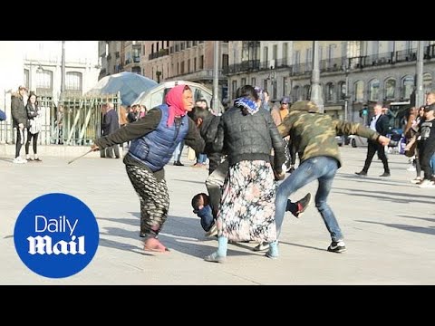 POLİCE İNTERVENE İN FİGHT İNVOLVİNG ROMA MEN AND WOMEN
