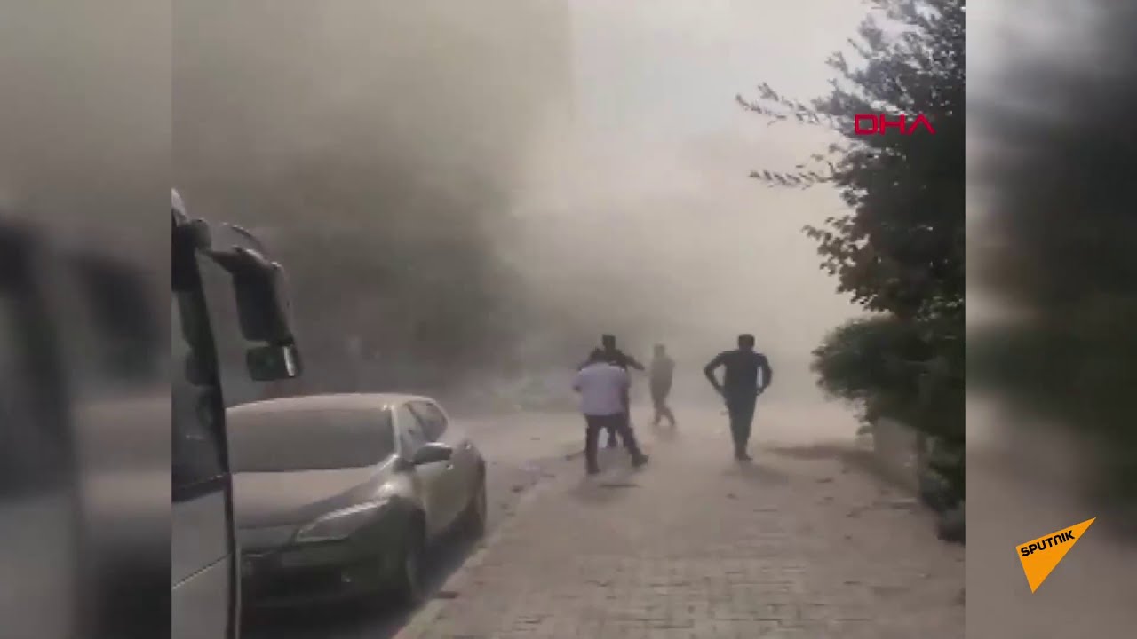 İzmir'de meydana gelen depremde bir binanın yıkılma anı kameraya yansıdı