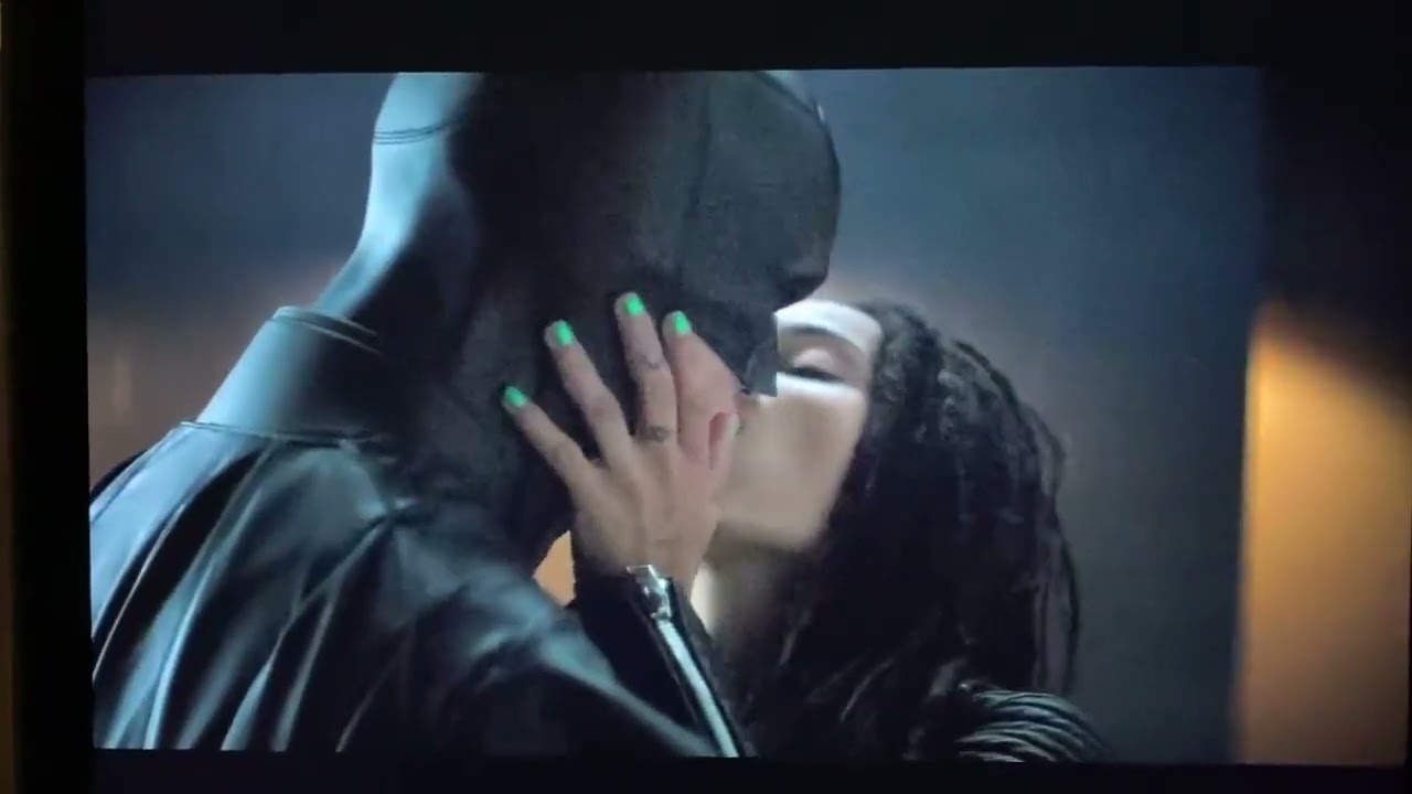 Zoe Kravitz Robert Pattison kiss (2) - The Batman
