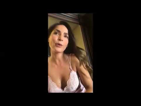 Carmen Villalobos comparte video en sexy ropa de dormir