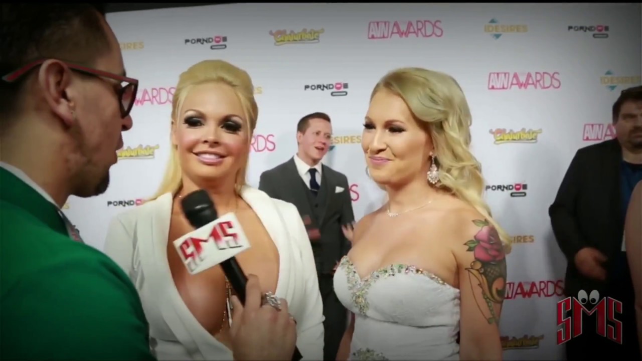 Jesse Jane Showing Her Boobs Front Of Reporter