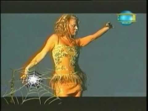 Yıldız Kaplan'dan mini elbiseyle dans