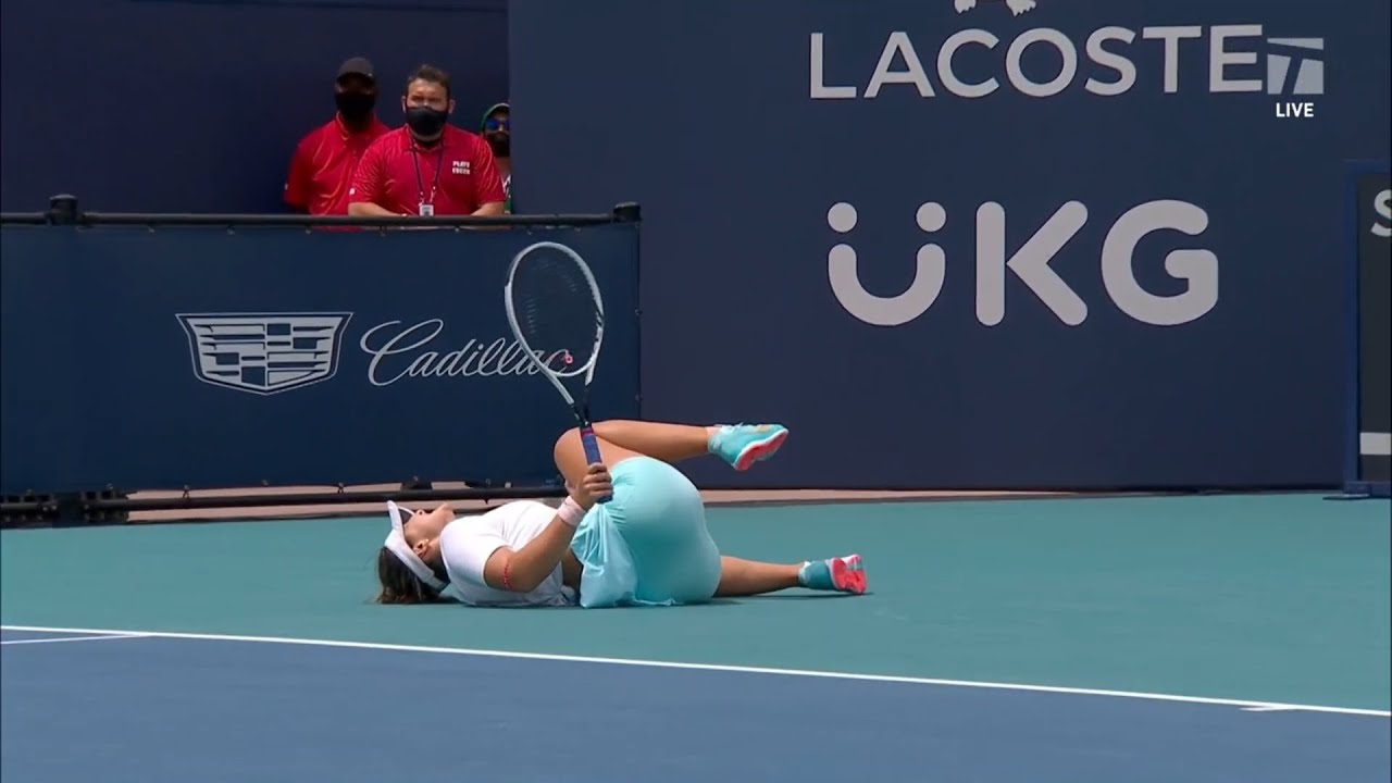 Andreescu's injury moment against Ashleigh Barty | Miami Open 2021 Final