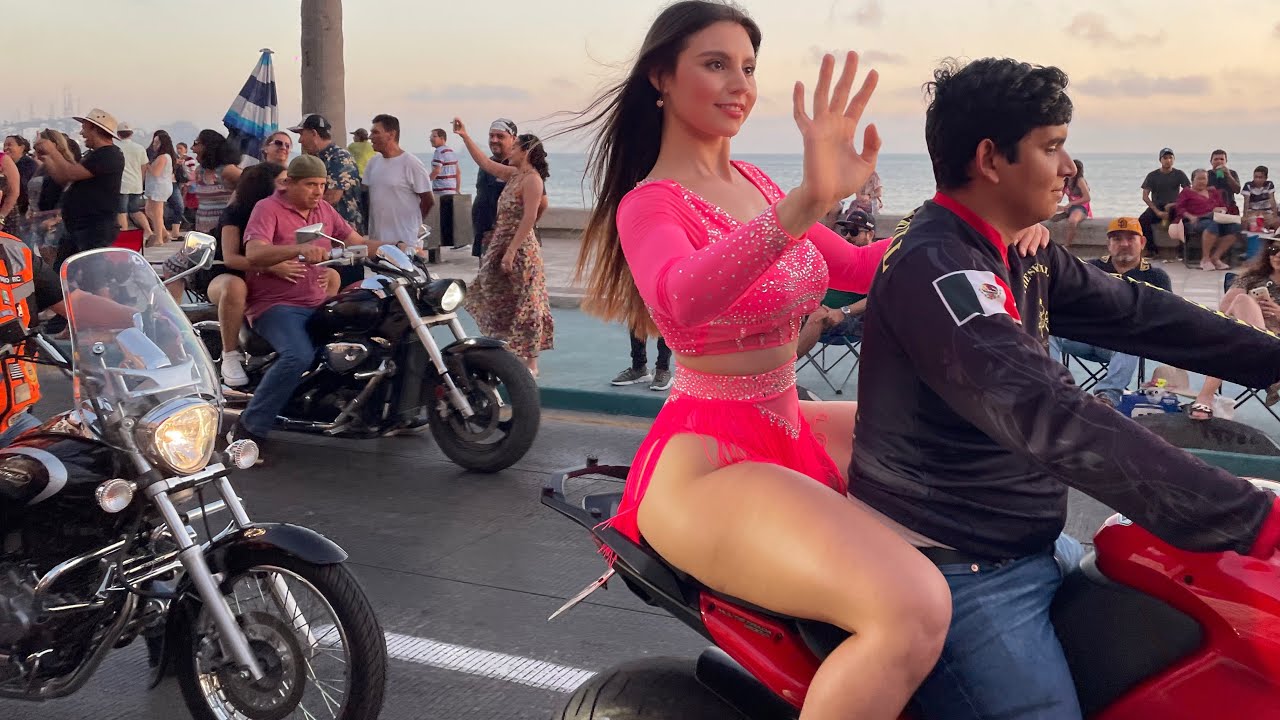 Desfile Semana de la Moto Mazatlán 2023 / Emilia Vizcarra / motocicletas por el malecón