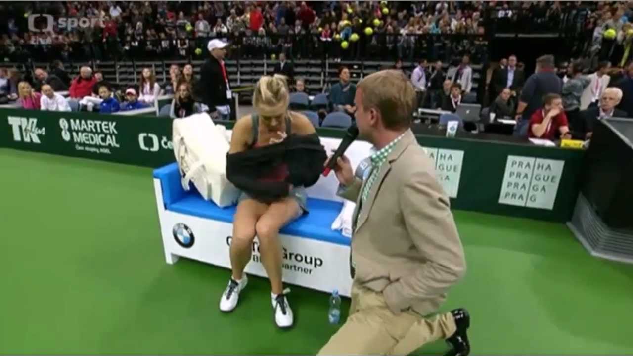 Maria Sharapova's 'injury' during the 2012 Prague Exhibition Match