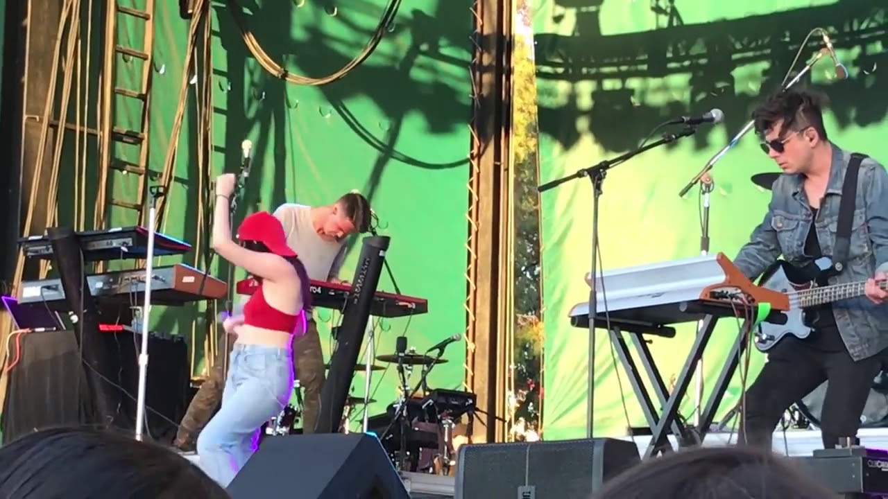 NOAH CYRUS NAKED ON STAGE - 2:34 WAİT FOR İT!