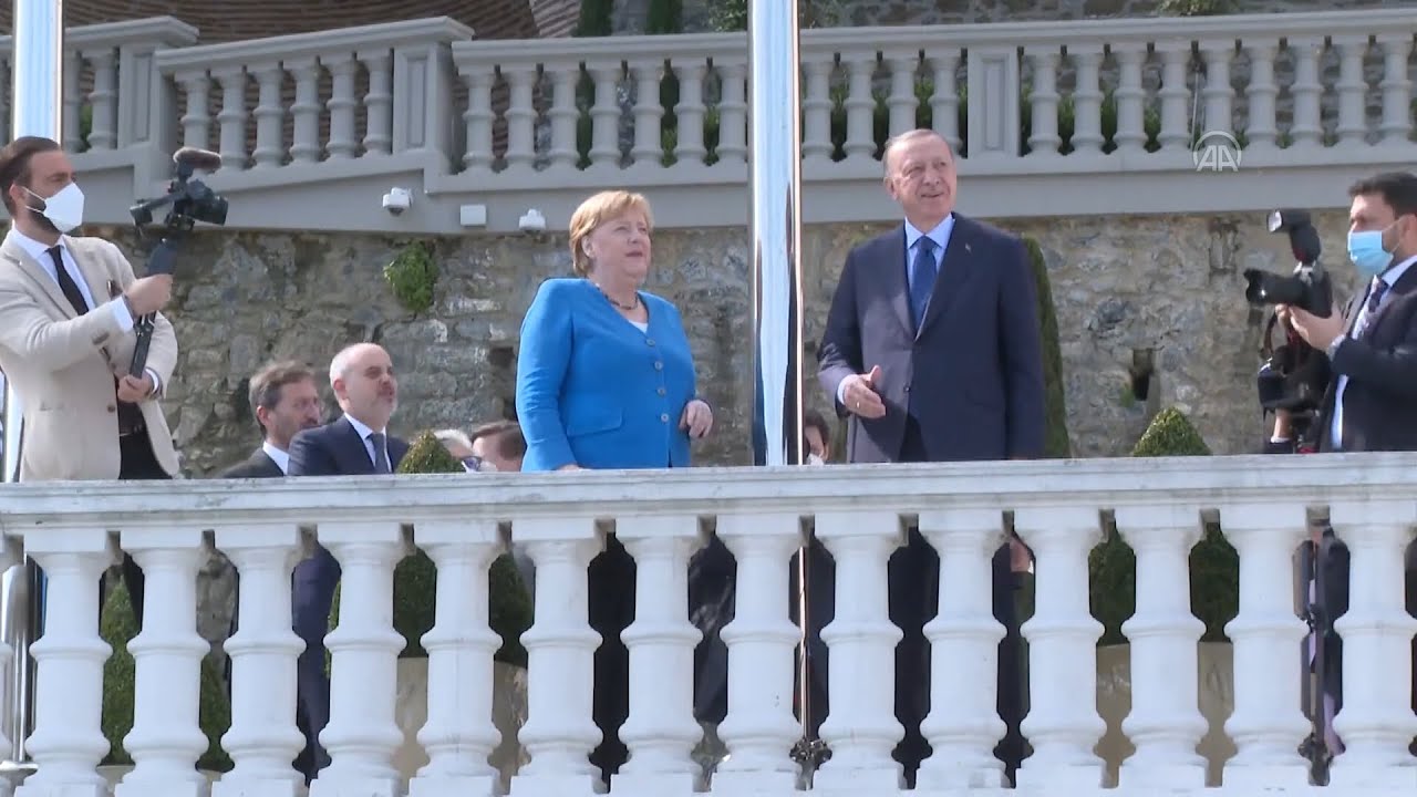 Cumhurbaşkanı Erdoğan, Angele Merkel ile Huber Köşkü'nün bahçesinden boğazı izledi