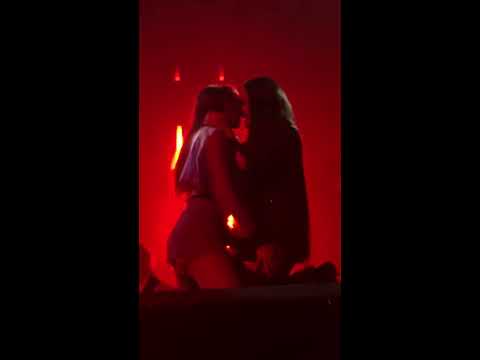Demi Lovato beija a dançarina em performing 