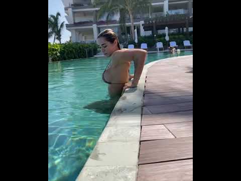 BRU LUCCAS HOT MODEL İN THE POOL İN SMALLEST LİNGERİE