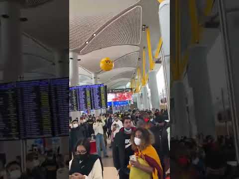 İstanbul Havalimanı'nda mahsur kalan turistler 'We need hotel' sloganı attı
