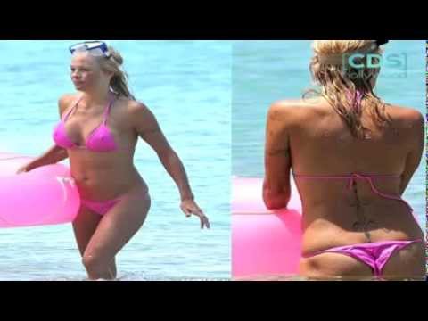 Pamela Anderson Nipple Poke. Hot !