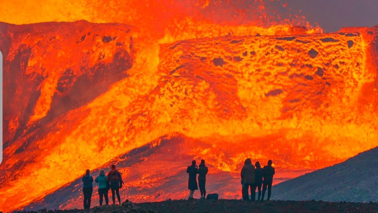 huge lava floWs leave people ın aWe-most aWesome vıeW on earth-ıceland volcano throwback -may31 2021
