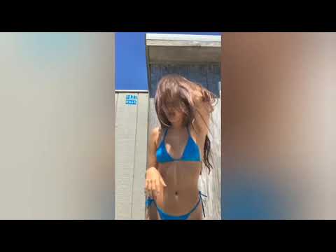 Lily Chee ve mavi sexy bikinisi.