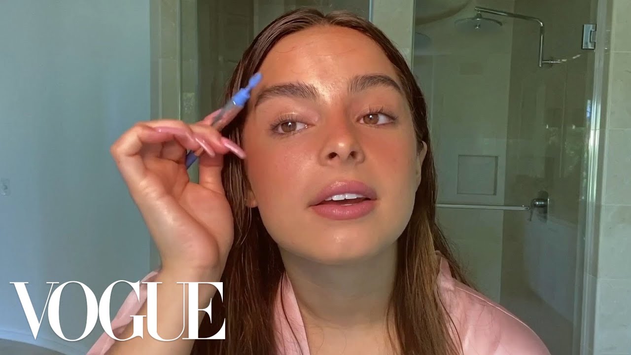 ADDİSON RAE'S GUİDE TO FAUX FRECKLES AND A GO-TO GLOWY MAKEUP LOOK.