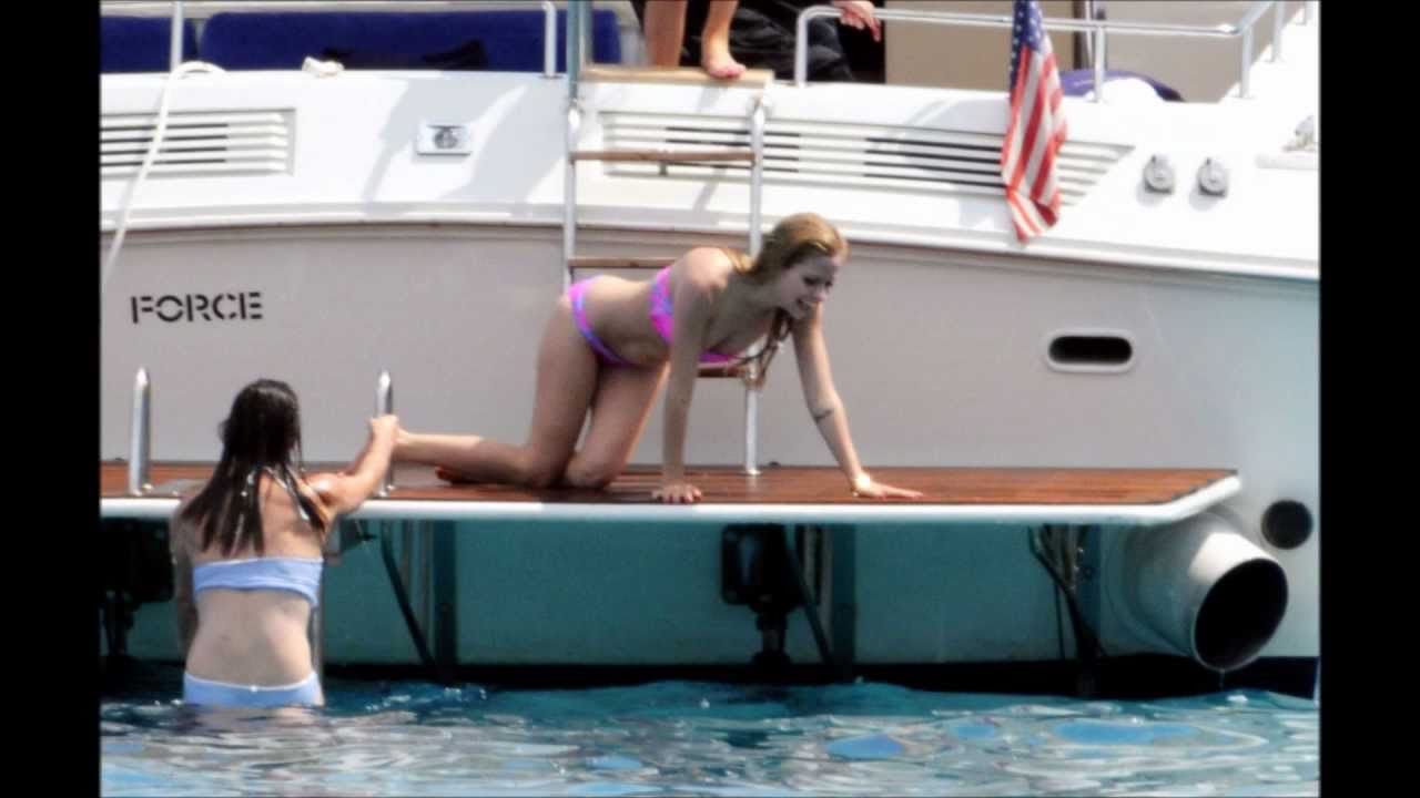 Avril Lavigne- Boat Vacation In France!! (2011)