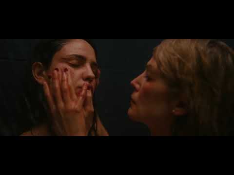 CARE A LOT / KİSS SCENES — MARLA AND FRAN (ROSAMUND PİKE AND EİZA GONZALEZ