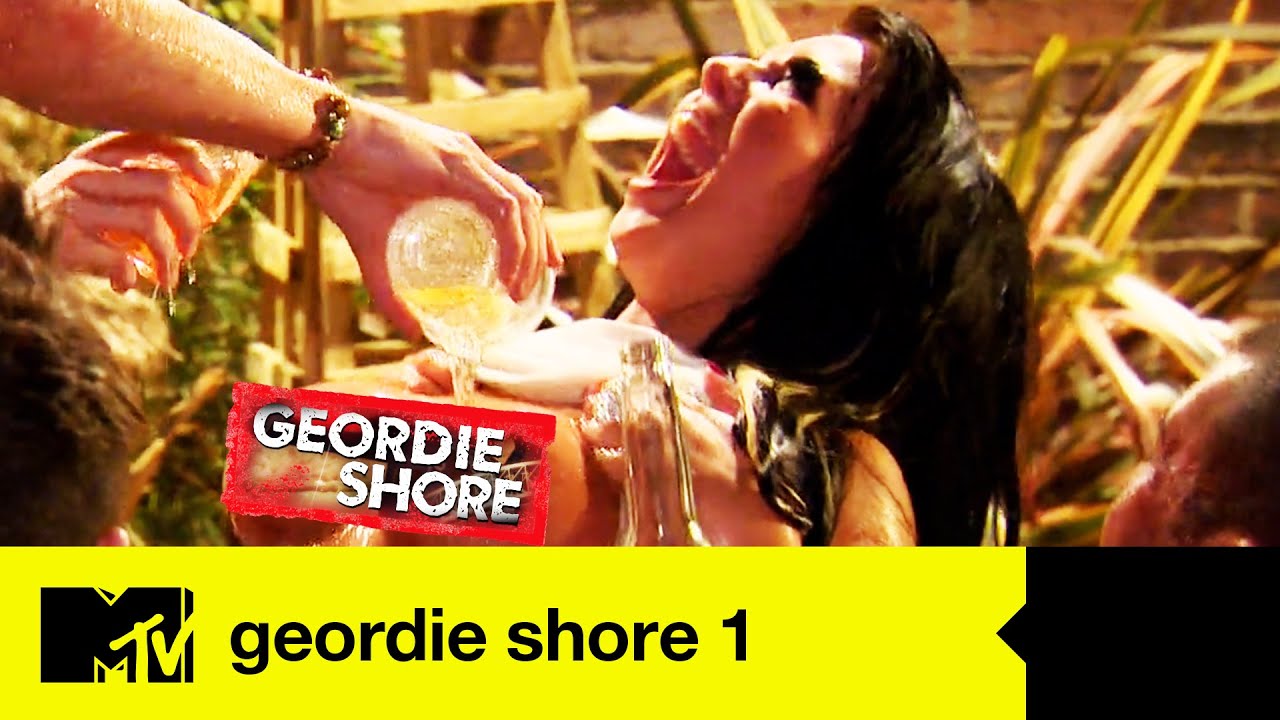 HOLLY HAGAN SHOWS OFF HER DOUBLE F'S | GEORDİE SHORE 1