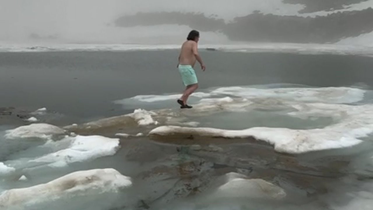 Kaçkar'a tırmandı, buzla kaplı gölde yüzdü