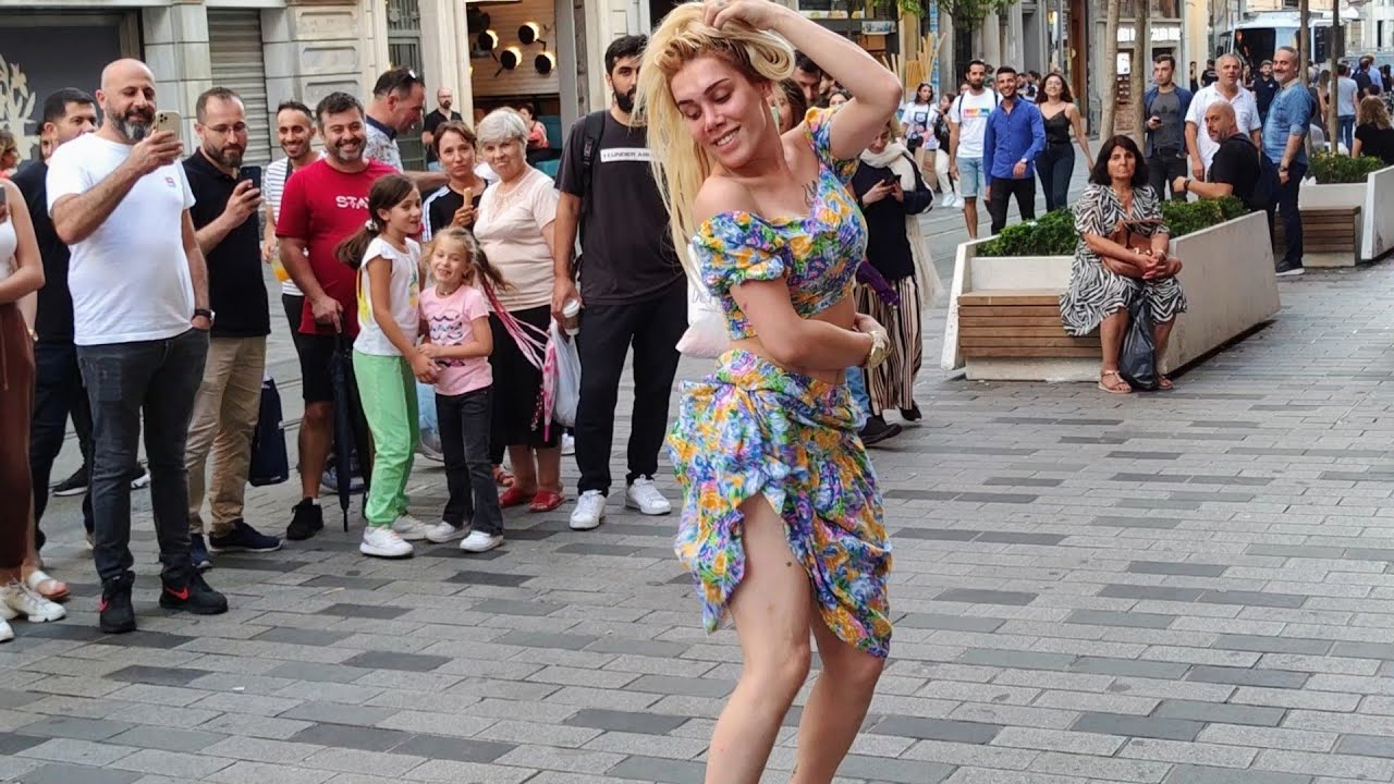 Trans kadından sokakta dans