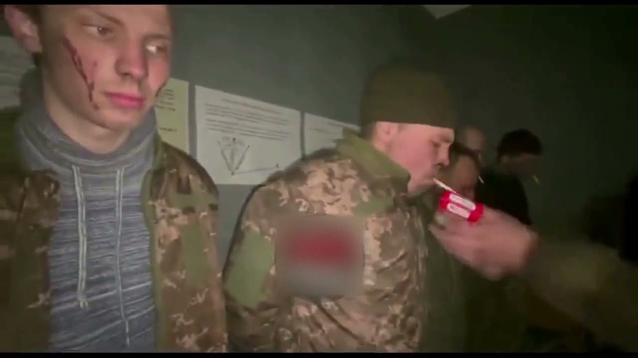 Rus askerlerinin esir aldığı 9 Ukrayna askerinin görüntüleri... Esirlere sigara ikram ediliyor...