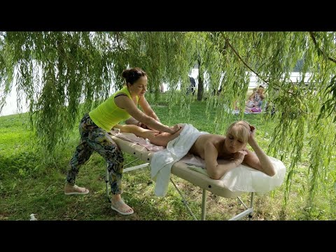 Красивый массаж красивой девушке на свежем воздухе в парке Москвы 'Скучаем по лету'