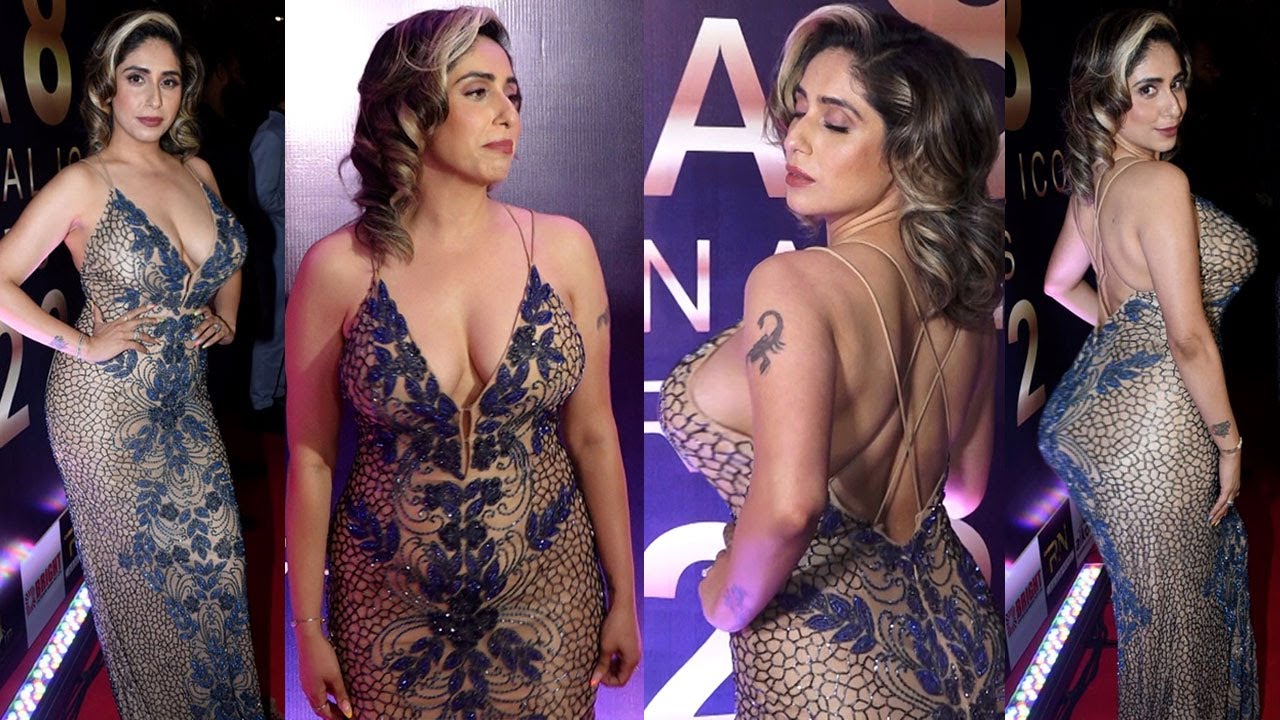 Uff Soo कड़क Yaar  Neha Bhasin Flaunts Her Huge Cleavage By Giving Very Hot Poses At Iconic Award