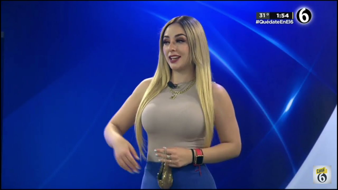 Rosalba Azuara BUENÍSIMA en mini falda azul y top ajustadas SEXY CUERPAZO y PIERNAS en tacones THICC