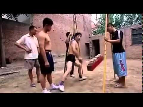 Cinsel aletlerini ezerek kungfu çalışan adamlar | Patlayan videolar