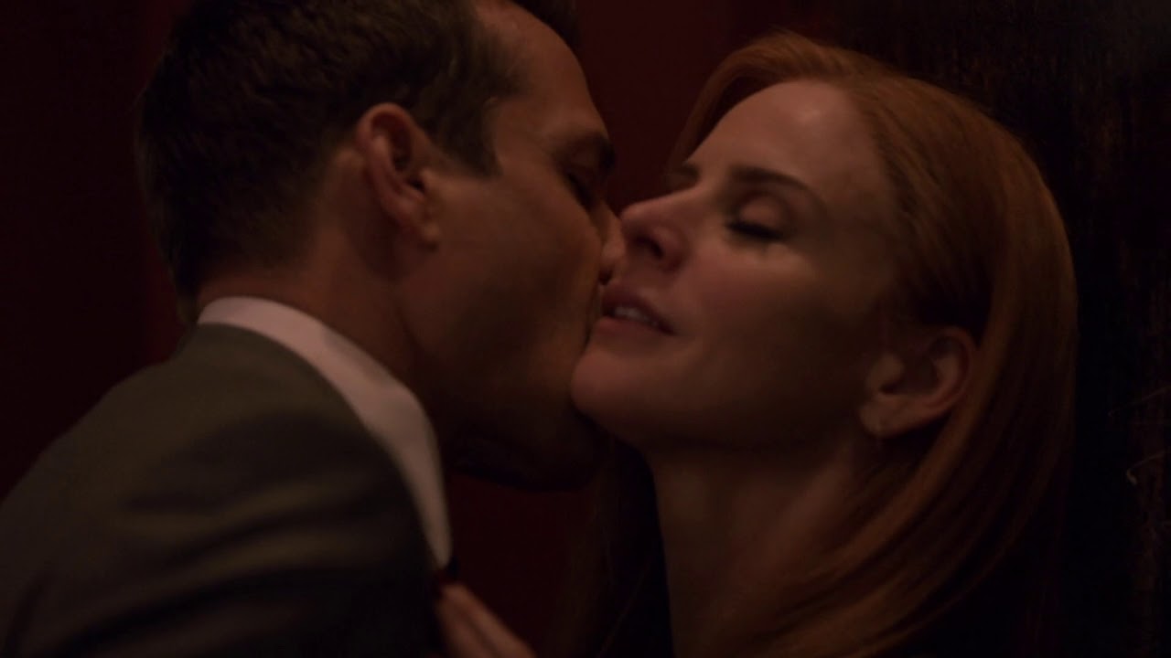 HARVEY AND DONNA KİSS (DARVEY KİSS) [SUİTS 8X16] FULL SCENE