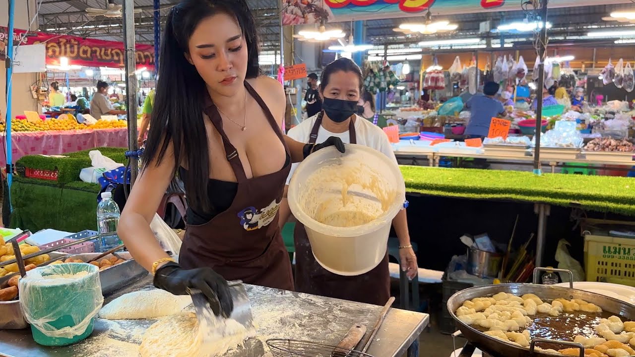 This BEAUTIFUL & Hard Working Thai Girl Sells Fried Bread Everyday With Her Mom - Thai Street Food