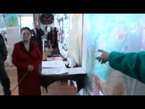 Explanation of the Taimyr peninsula in the Khatanga museum - Geographic North Pole 2002 expedition