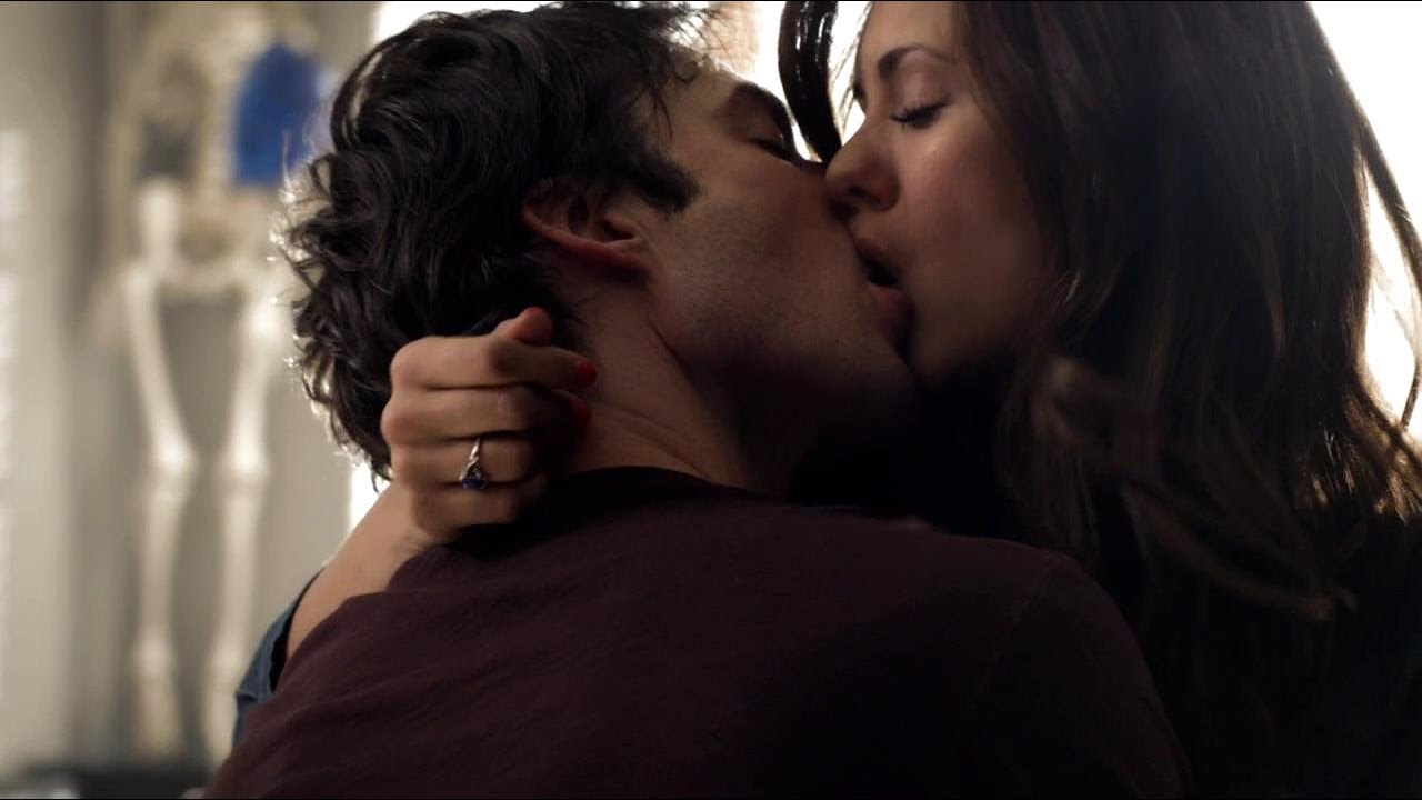 The Vampire Diaries 5x17 Damon and Elena make out in Chemistry Class