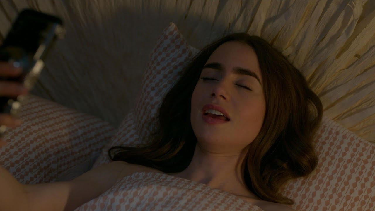 LILY COLLINS PHONE S3X SCENE IN EMILY IN PARIS