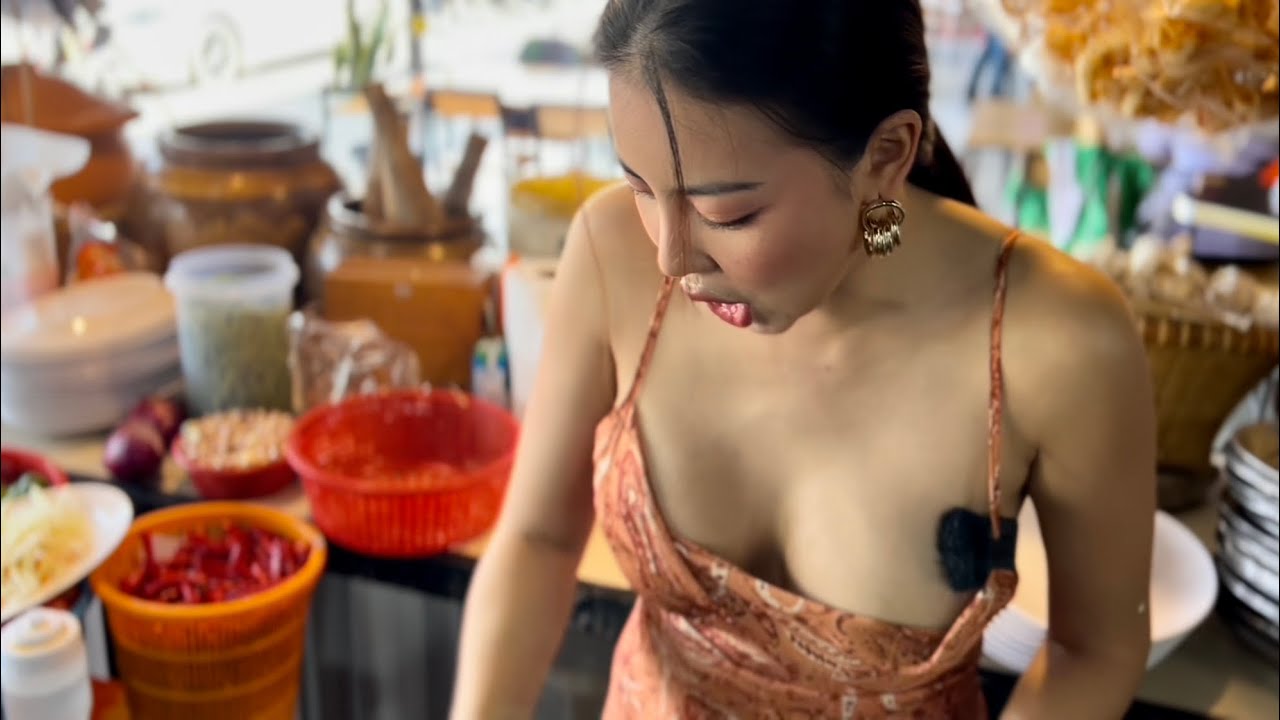 Flirty Pattaya Lady Making Thai Fruit Salad #streetfood