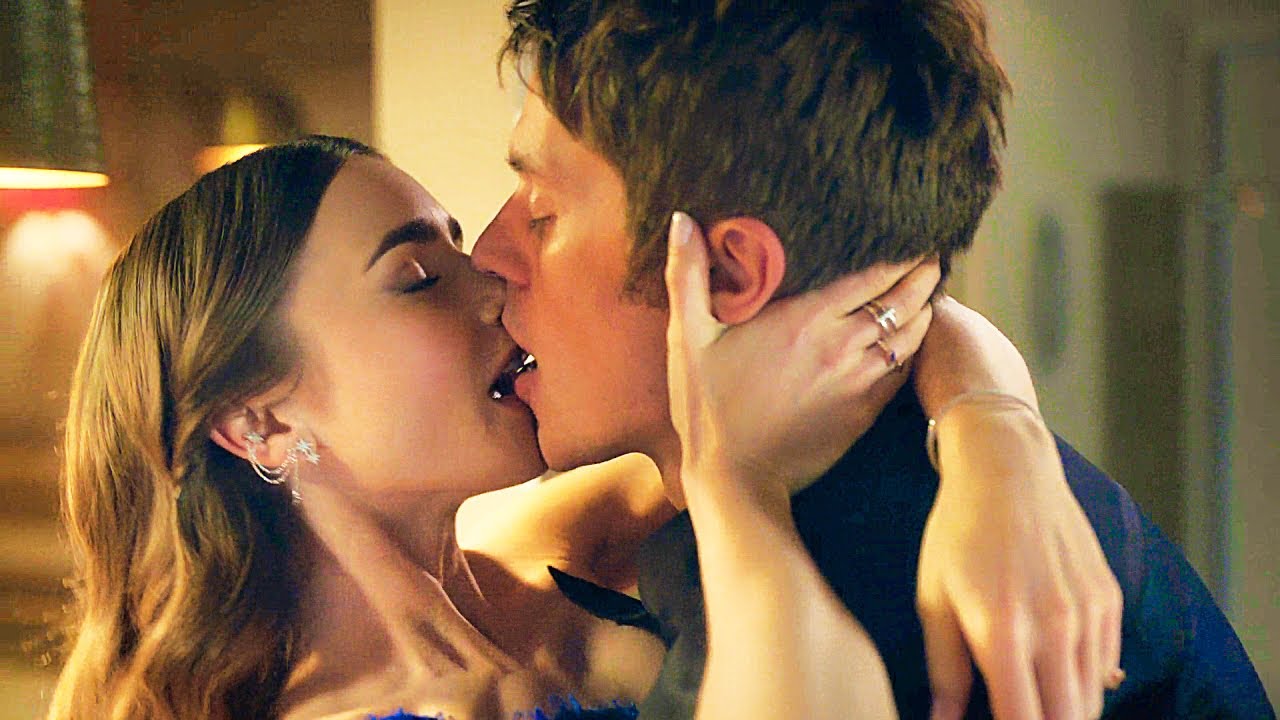 Emily in Paris: Season 2 / Kiss Scene — Emily and Gabriel (Lily Collins and Lucas Bravo) | 2x05
