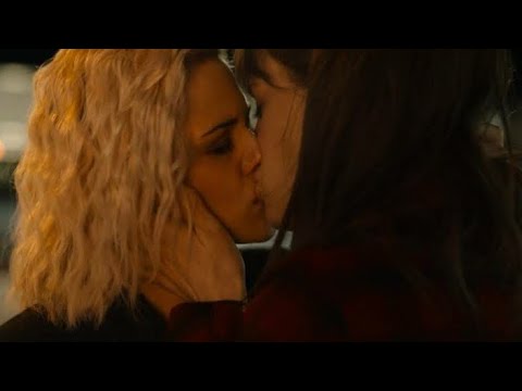 kristen Stewart kissing scene in happiest season