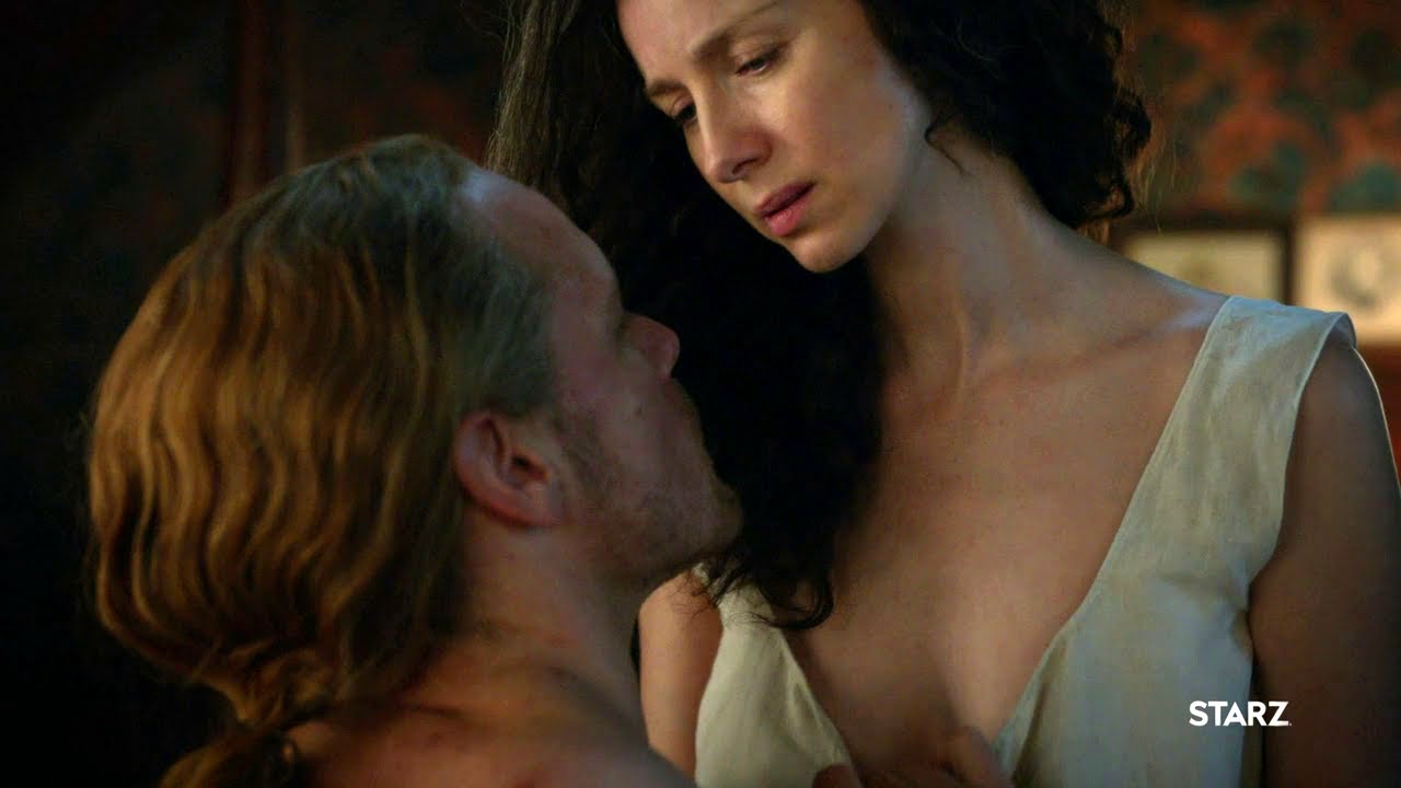 Outlander Season 6x01 - Claire & Jamie Kiss l Caitriona Balfe Sam Heughan