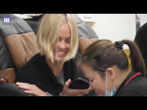 Lara Bingle looks flawless as she casually gets her nails done   Daily Mail Online
