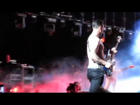 HOT night in VA Beach   shirtless Adam Levine shredding on Shiver