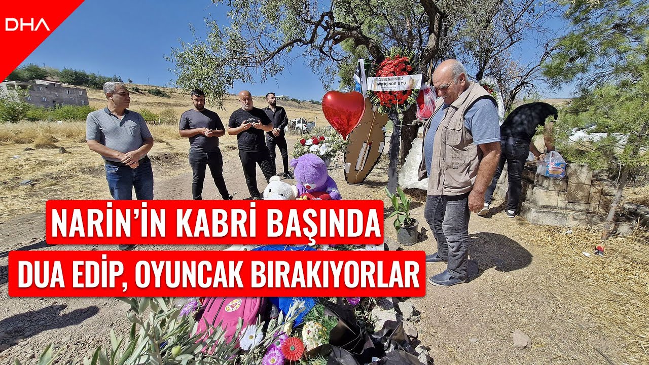 Narin'in kabri başında dua edip  oyuncak bırakıyorlar