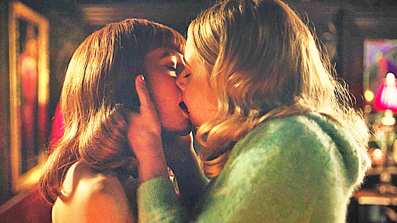 Riverdale 6x04 / Kiss Scene — Bitsy and Poppy (Lili Reinhart and Madelaine Petsch)