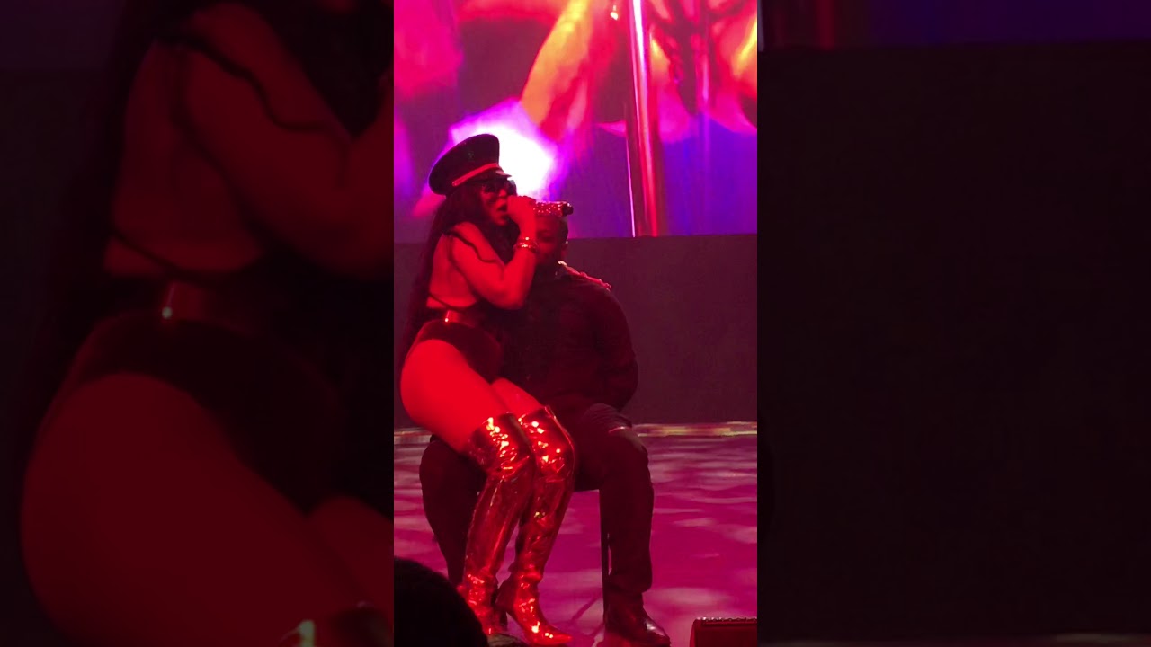 ASHANTİ GİVES LUCKY FANS A SEXY LAP DANCE CHİCAGO AT THE  RİVİERA THEATER 02/24/18 - POP JUİCE