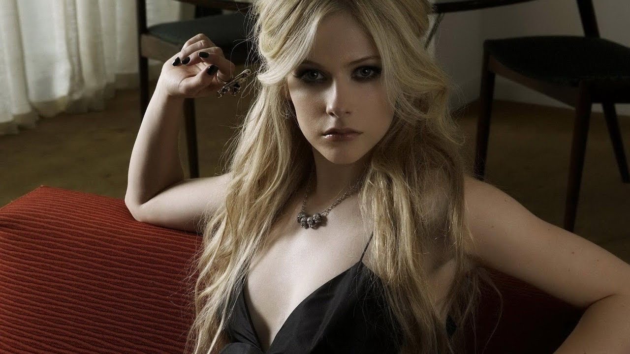 Avril Lavigne Hot Photos