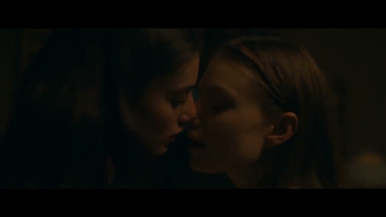 Birds of Paradise / Kiss Scene — Kate and Marine (Diana Silvers and Kristine Froseth)